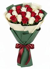 Букет Микс из красных и белых роз в Новом Торъяле