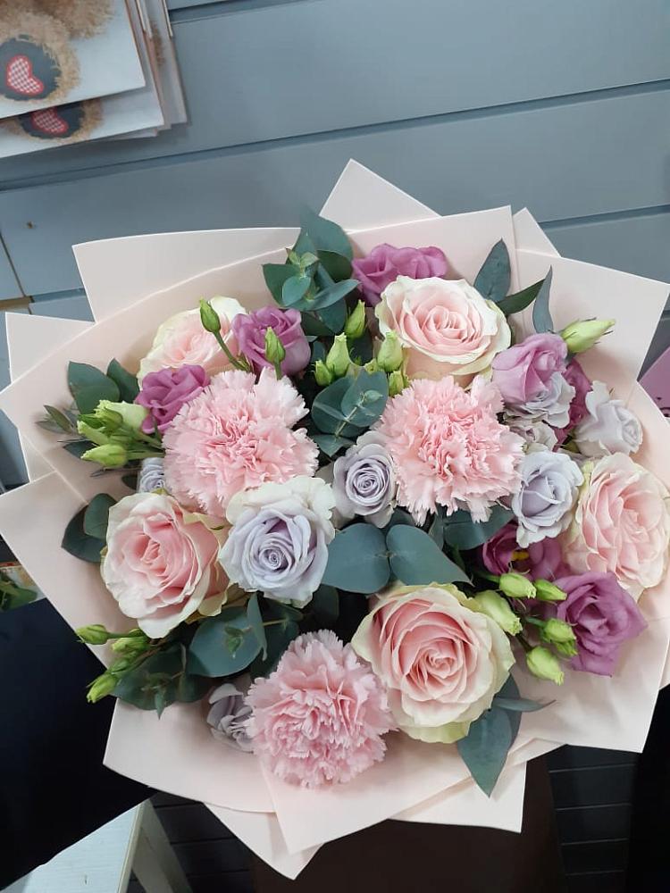 Букет цветов из: Розы, Гвоздики и Лизиантусы в Новом Торъяле