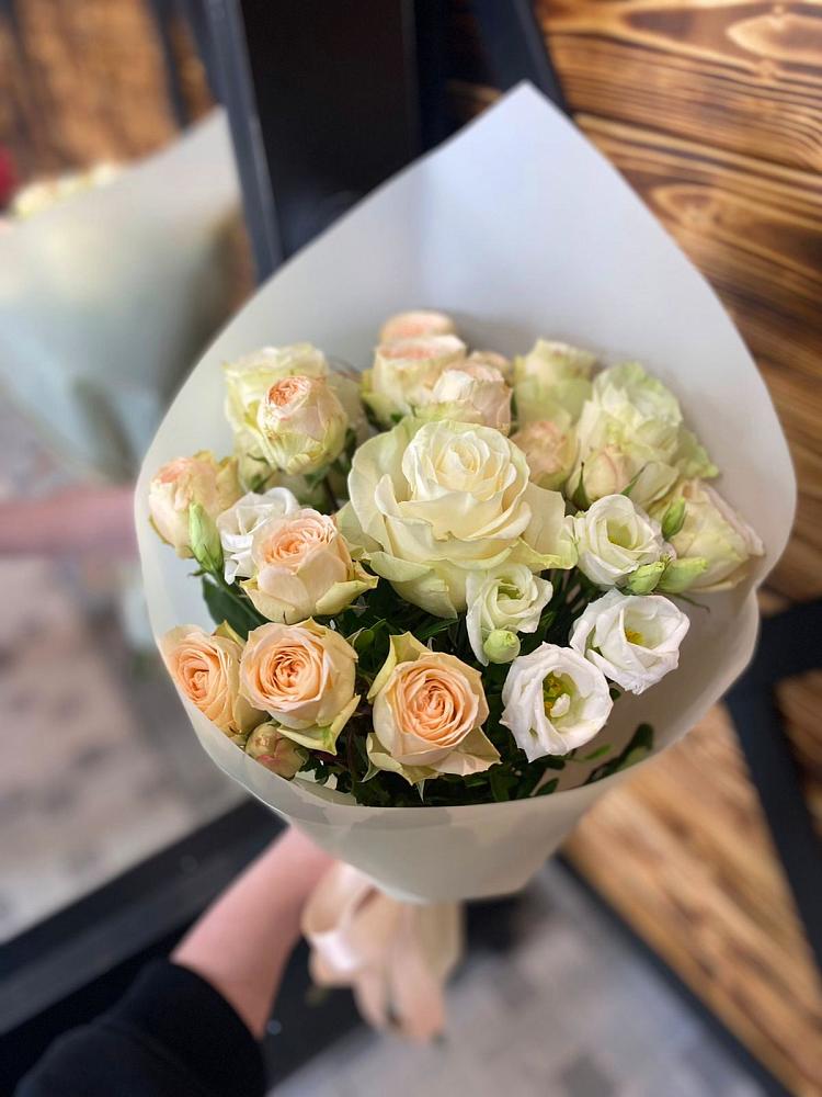 Букет цветов из: Розы и Лизиантусы в Новом Торъяле